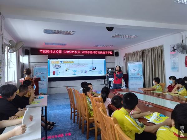 “充电宝”志愿服务队员亲切地给特殊学校孩子们讲解安全用电知识（张君 摄）