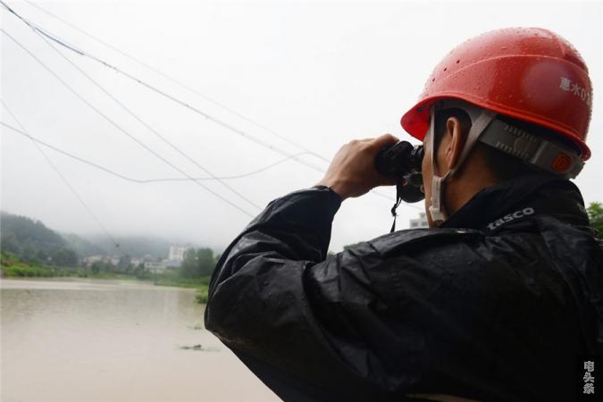 暴雨来袭 贵州电网都匀惠水供电局保供电、保民生 (1)
