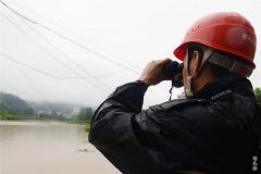 暴雨来袭 南方电网贵州都匀惠水供电局保供电、保民生