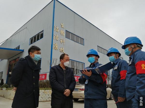 向现场负责人询问用电需求