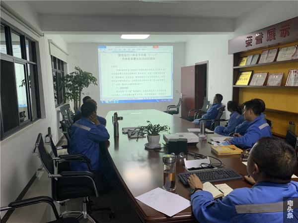 云南曲靖供电局员工开展安全警示教育日活动。