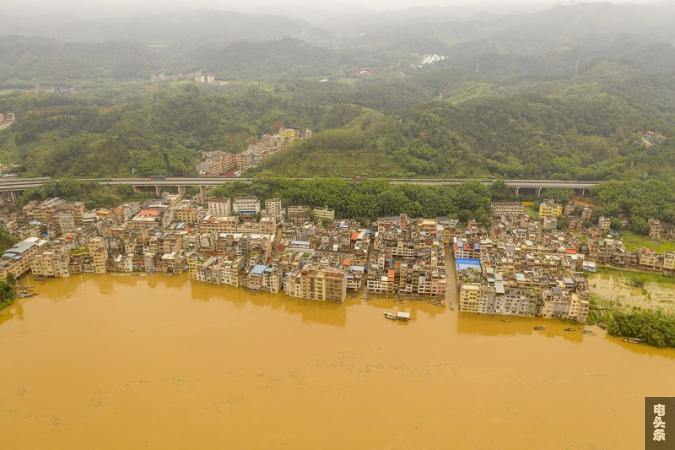 11、6月18日，航拍广西梧州市长洲区倒水镇被洪水淹的实景。（何华文）