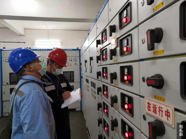 2月2日，广东电网广州增城供电局运维人员在广州市冠桦劳保用品有限公司协助巡查配电设备，全力保障企业防护口罩生产。（方瑜 摄影）