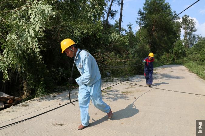 南方电网贵州都匀长顺供电局紧急抢修遭受暴风雨袭击供电线路