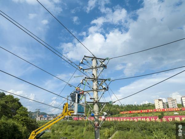 6、2023年8月25日，电力抢修人员在10千伏旺角线挂接地线。（何华文）