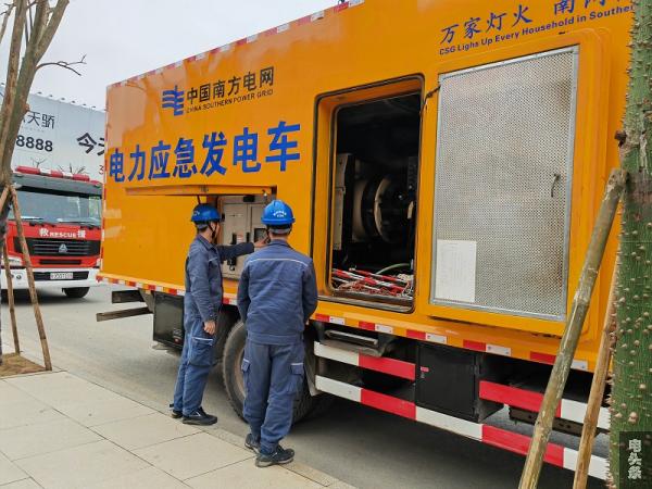 应急保供电人员操作发电车，做好架设临时供电线路准备。李胜凤 摄