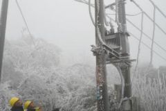贵州都匀供电局市郊分局迎难而上战冰魔，有序开展抗冰抢险工作