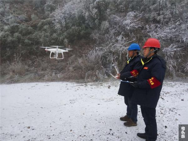 南方电网贵州六盘水钟山供电局出动无人机对梅花山线路进行观冰巡视 张亮摄