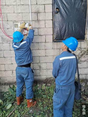 电力员工对魔芋种植区用电线路和设备进行定期检查
