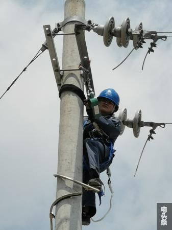 正在登杆联练习的女电力工人