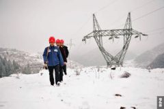 暴雪过后 南方电网贵州六盘水电网员工特巡特维