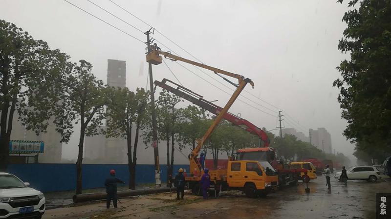 9月16日，14时20分，南方电网广东东莞寮步供电分局对上屯站长城线断杆进行冒雨抢修，目前正在对断杆进行拆除，并将重新立杆。(陈自云 摄)_副本