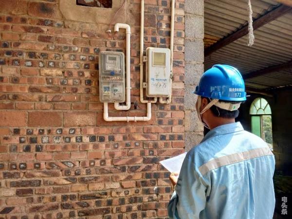 供电所工作人员冒高温开展户表安全隐患专项核查