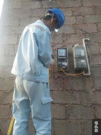 供电所工作人员现场抢修为客户排除用电故障