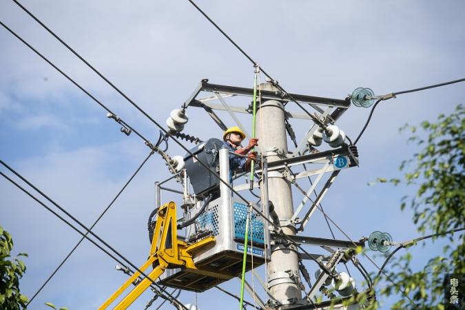 17、2023年8月25日，电力抢修人员在10千伏旺角线挂接地线。（何华文）
