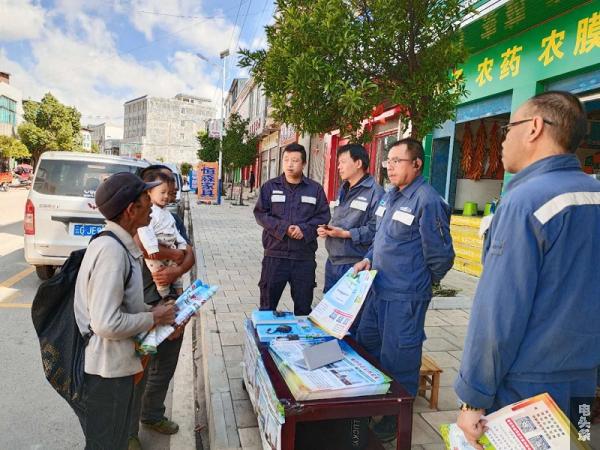 照片1：工作人员向农户宣传安全用电知识，并耐心地解答农户问题