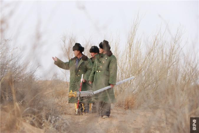 7-吴锡敏和他的团队在腾格里沙漠勘察地形，研讨施工方案——陈海东  摄