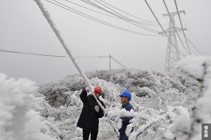 都匀供电局市郊分局江洲供电所对线路进行人工除冰，排除线路“冰患” （晏鸣）5