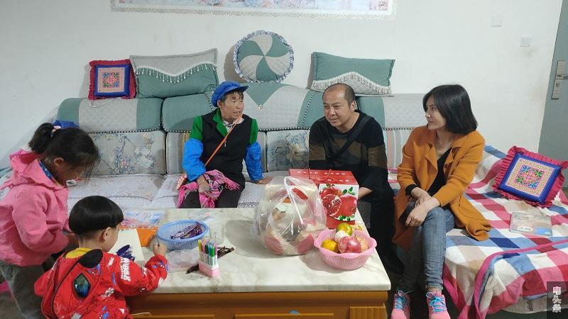 赵倩在中秋节前夕和老公一起去看望结对女童