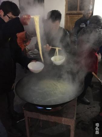 2月4日清晨7点20，会泽供电分局驻扎在线路附近的观冰人员自己做好早餐，大家忙着吃完便要赶往观冰现场。（王乾龙 摄）_副本