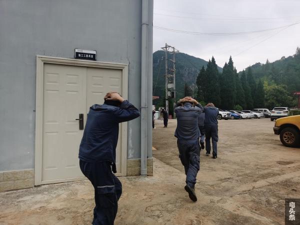 震中地区供电所员工快速撤离