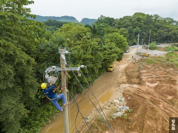 3、2023年8月23日，在广西梧州市高旺路提升改造工程施工现场，电力施工人员正在架设10千伏高旺输电线路。（何华文）