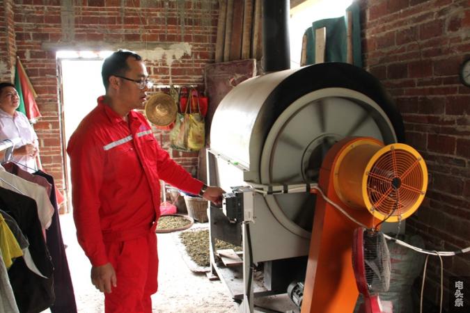 电力工作人员为茶农排除炒茶烘干机电力故障