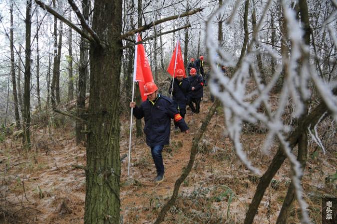 翻山越岭去巡线（贵州电网都匀龙里供电局魏洪明）