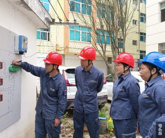 城区供电所吴泽平在讲解带端子盒的接线示意图   段艳敏摄