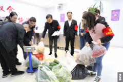 南方电网贵州六盘水水城供电局党员上岗收菜验菜保障“舌尖上的安全”