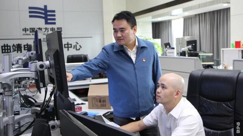 配图3 刘彦鹏指导同事开展工作