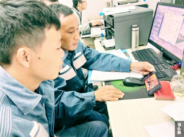 红河县供电局配电工作人员用手机收看庆祝改革开放40周年大会（李梅摄）