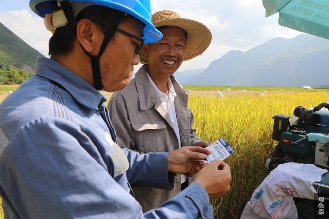 2 向村民了解水稻种植灌溉和稻米加工用电需求（杜明彦 摄）