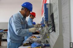 南方电网贵州六盘水钟山供电局比拼职业技能展风采