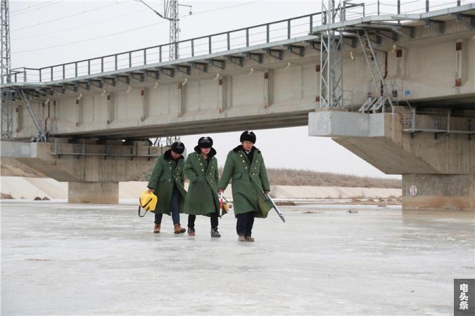 1-吴锡敏和他的团队需趟过结冰的河道，前往施工现场——杨惠平  摄