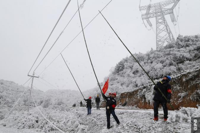 都匀供电局市郊分局江洲供电所对线路进行人工除冰，排除线路“冰患” （晏鸣）6