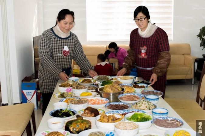 图6 准备年夜饭（潘鑫 摄）_副本