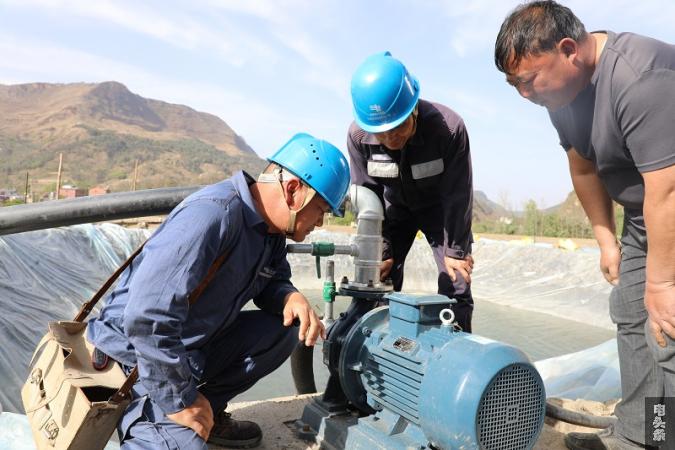 电力人深入现场检查抽水设备