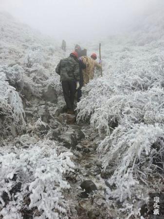 严寒中，滇东大地到处能见到南网人的身影，冰雪中，他们负重前行。（徐瑞 摄）_副本