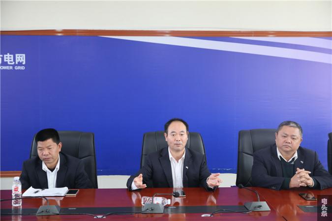 贞丰供电局党委书记、执行董事唐健作交流发言。
