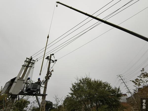 工作人员利用吊车进行远距离吊装作业。刘桂佑 摄