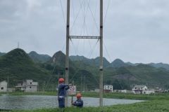 南方电网贵州六盘水六枝供电局提醒钓鱼爱好者 高压线下禁止垂钓