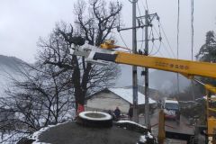 南方电网云南曲靖富源供电局大雪中紧张作业 为群众恢复供电