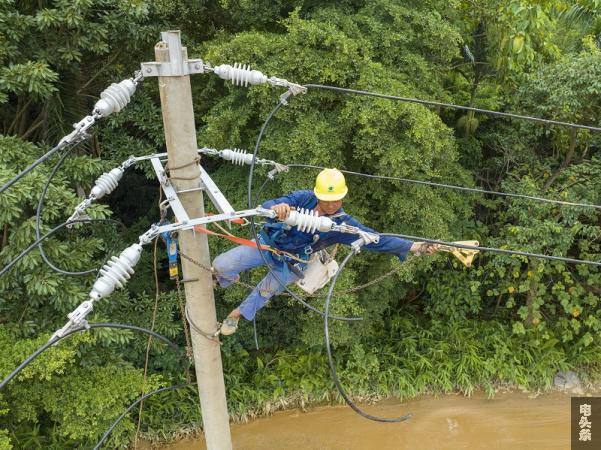 1、2023年8月23日，在广西梧州市高旺路提升改造工程施工现场，电力施工人员正在架设10千伏高旺输电线路。（何华文）