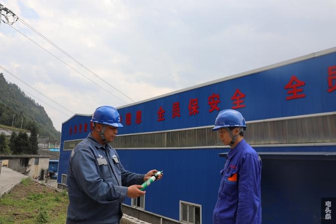 供电所员工向煤矿电工传授用电器材使用技能。（杜明彦 摄）