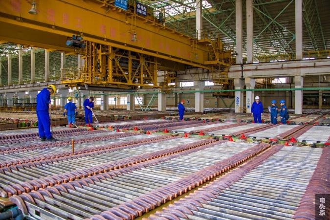 2022年1月19日，在广西梧州市金升铜业股份有限公司电解车间内，槽面工人井然有序的工作，保证产品质量。（何华文摄）