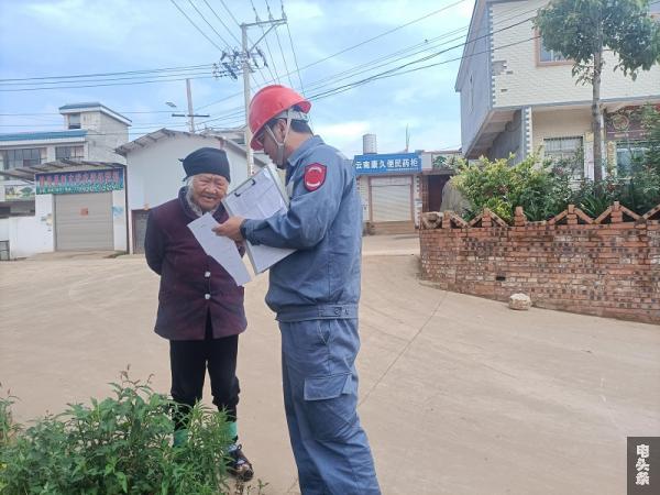 刘浩兵向村中老人讲解安全用电的重要性