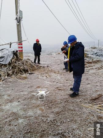 2月5日，罗平供电公司马街供电所10千伏铁厂线发生故障停电，由于路面结冰难行，工作人员通过无人机开展故障巡视工作。杨稳康摄2