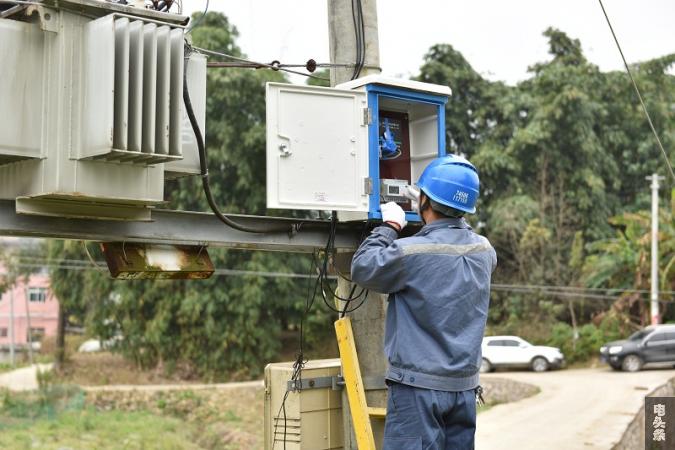 南方电网贵州安顺关岭供电局工作人员调试“三相负荷瞬切装置”。易黎 摄