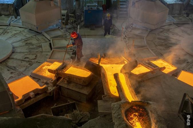 2022年1月19日，在广西梧州市金升铜业股份有限公司冶炼车间，工人们正在浇包放铜液。(何华文摄）